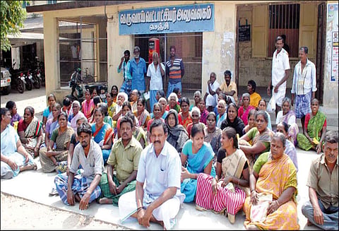 செஞ்சி தாலுகா அலுவலகத்தை பொதுமக்கள் முற்றுகை