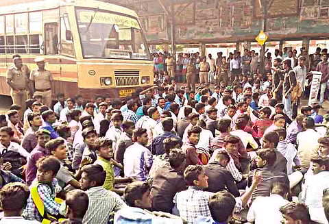 பேருந்து கட்டண உயர்வு எதிர்ப்பு போராட்டம்: புதுக்கோட்டை மன்னர் அரசு கல்லூரிக்கு விடுமுறை