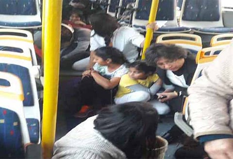 பள்ளிக்கூட பஸ்சை தாக்கிய கர்னி சேனா அமைப்பினர் பயந்து அலறிய பள்ளி குழந்தைகள்