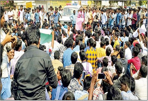 பஸ் கட்டண உயர்வை திரும்ப பெற வலியுறுத்தி கல்லூரி மாணவர்கள் ஆர்ப்பாட்டம்