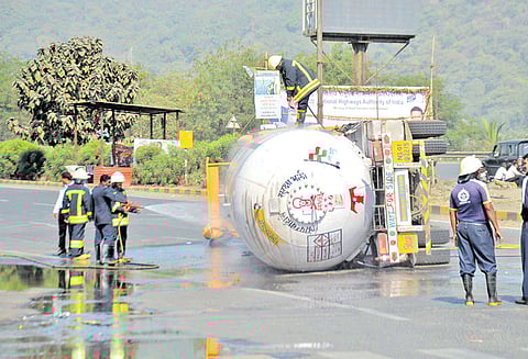 தானேயில் கியாஸ் டேங்கர் லாரி கவிழ்ந்து விபத்து