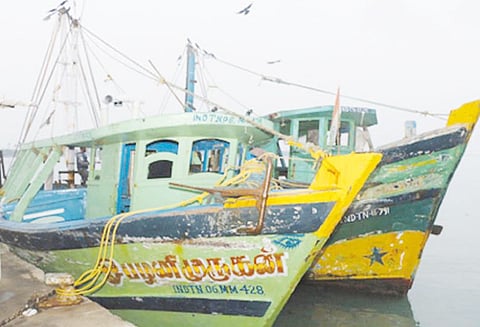 எல்லை தாண்டி வந்ததாக கூறி மீனவர்கள் 8 பேர் சிறைபிடிப்பு இலங்கை கடற்படையினர் நடவடிக்கை