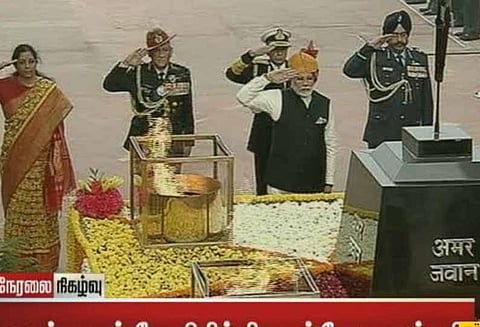அமர்ஜவான் ஜோதியில் பிரதமர் நரேந்திர மோடி அஞ்சலி