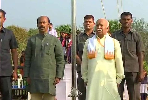 எதிர்ப்பை மீறி ஆர்.எஸ்.எஸ்.தலைவர் மோகன்பகவத் தேசிய கொடியை ஏற்றினார்