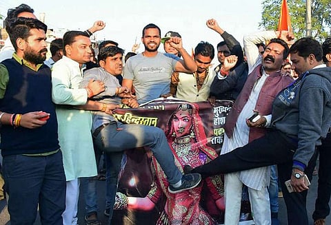 பத்மாவத் விவகாரம் பள்ளி பேருந்து தாக்கப்பட்டதில் இஸ்லாமியர்கள் கைது என வதந்தி, போலீஸ் விளக்கம்