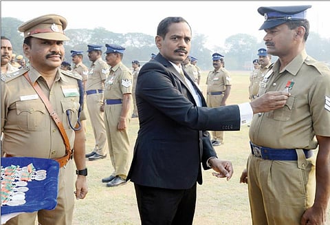 குடியரசுதின விழா: ஈரோடு வ.உ.சி.பூங்கா மைதானத்தில் கலெக்டர் பிரபாகர் தேசியக்கொடி ஏற்றினார்