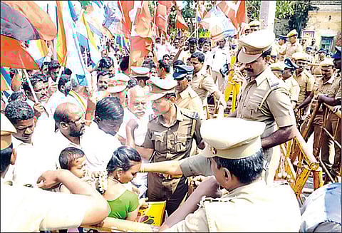 காவிரியில் தண்ணீர் திறந்து விடக்கோரி சிதம்பரத்தில் விவசாய சங்கத்தினர், அரசியல் கட்சியினர் ரெயில் மறியல்