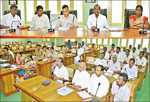 விசைப்படகுகளில் அனுமதிக்கப்பட்ட எண்ணிக்கையில் மட்டுமே நபர்களை ஏற்றிச்செல்ல வேண்டும், கலெக்டர் நடராஜன் அறிவுறுத்தல்