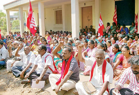 உதவி கலெக்டர் அலுவலகத்தை தீப்பெட்டி தொழிலாளர்கள் முற்றுகை