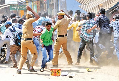 வேலூரில் பஸ் கட்டண உயர்வை கண்டித்து மறியல்: கல்லூரி மாணவர்கள் மீது போலீஸ் தடியடி