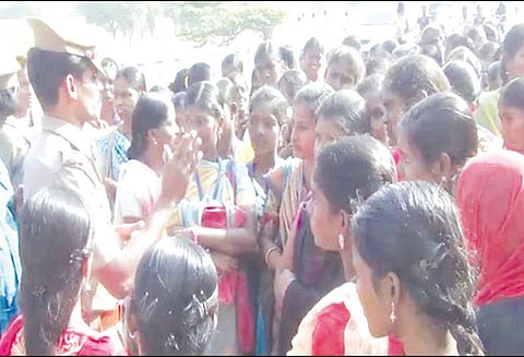 பஸ் கட்டண உயர்வை திரும்ப பெறக்கோரி கல்லூரி மாணவிகள் வகுப்புகளை புறக்கணித்து போராட்டம்