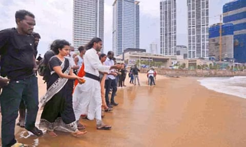 இலங்கையில் இனப்படுகொலை செய்யப்பட்ட தமிழர்களுக்கு நினைவஞ்சலி செலுத்திய சிங்களர்கள்...!