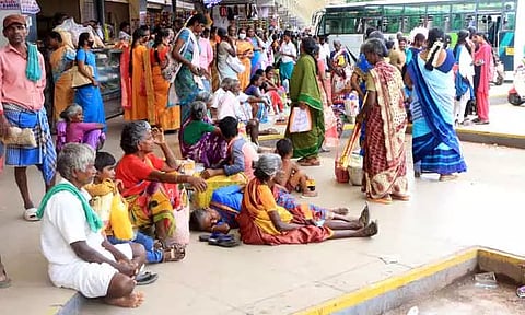 போதிய இருக்கை வசதிகள் இல்லாததால் நடைமேடைகளில் உட்காரும் பயணிகள்