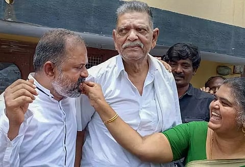 ராஜீவ்காந்தி கொலை வழக்கில் 31 ஆண்டுகள் சிறையில் இருந்த பேரறிவாளன் விடுதலை - சுப்ரீம் கோர்ட்டு அதிரடி தீர்ப்பு