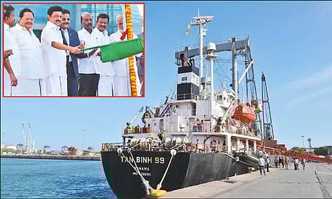 தமிழக அரசு வழங்கிய நிவாரண பொருட்களுடன் இலங்கைக்கு கப்பல் புறப்பட்டது