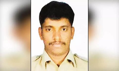 துப்பாக்கியால் சுட்டு போலீஸ்காரர் தற்கொலை - விடைத்தாள் மையத்தில் பரபரப்பு