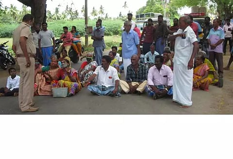 மோகனூர் அருகே எல்லை பிரச்சினையை தீர்க்க கோரி கிராம மக்கள் சாலை மறியல் தாசில்தார் பேச்சுவார்த்தை