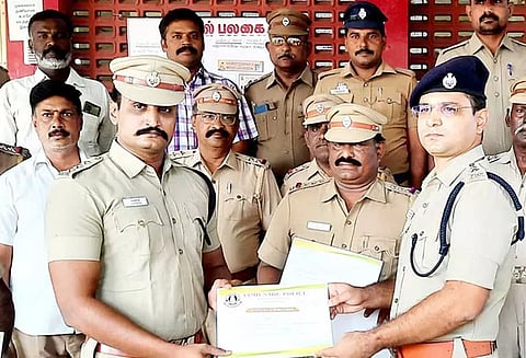 ஏ‌.டி.எம். மைய கொள்ளை வழக்கு: கொள்ளையர்களை பிடித்த போலீசாருக்கு சூப்பிரண்டு பாராட்டு