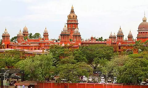 திருவண்ணாமலை கிரிவலப்பாதை அருகே கருணாநிதி சிலை அமைக்க இடைக்கால தடை - சென்னை ஐகோர்ட்டு உத்தரவு