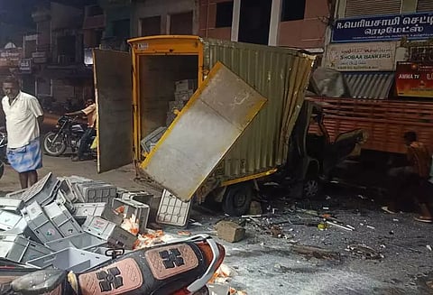 பால் பாக்கெட்டுகள் ஏற்றி வந்த மினி லாரி சாலையில் கவிழ்ந்து விபத்து