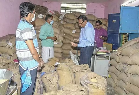 இ-சேவை மையம், ரேஷன் கடையில் கலெக்டர் ஆய்வு