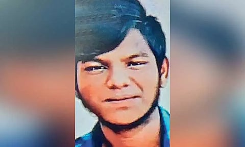 போதை மாத்திரை தருவதாக பணத்தை வாங்கி ஏமாற்றியதால் வாலிபர் கத்தியால் குத்திக்கொலை - 3 பேர் போலீசில் சரண்