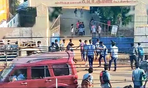 கிளாம்பாக்கம் அரசு பள்ளி மாணவர்கள் இடையே மோதல்