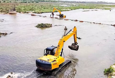 காவிரி கூட்டுக் குடிநீர் குழாய்களை வலுப்படுத்தும் பணி தீவிரம்