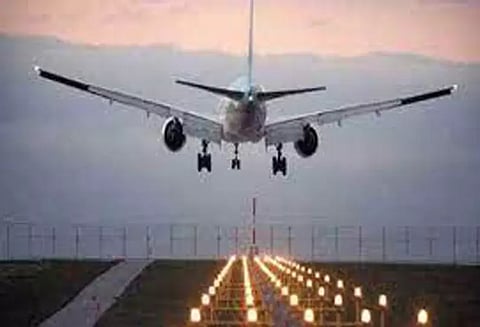 நடுவானில் என்ஜின் செயலிழப்பு; விமானம் அவசரமாக தரையிறக்கம்