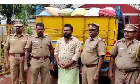 களியக்காவிள அருகே கேரளாவுக்கு கடத்த முயன்ற 4 டன் ரேஷன் அரிசி பறிமுதல்