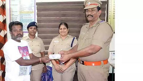 ஏ.டி.எம்.மில் விட்டுச்சென்ற ரூ.23 ஆயிரம் உரியவரிடம் ஒப்படைப்பு