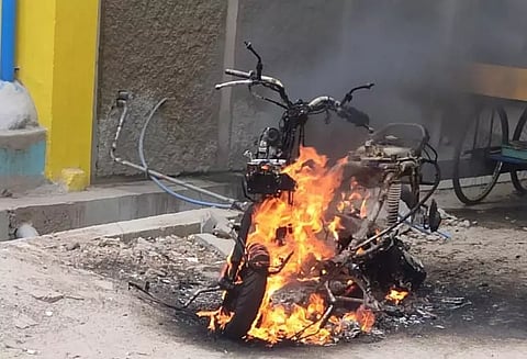 நடுரோட்டில் தீப்பிடித்து எரிந்த மோட்டார் சைக்கிளால் பரபரப்பு...!
