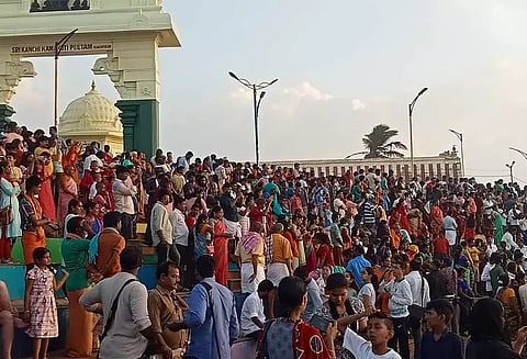 குமரியில் அலைமோதிய சுற்றுலா பயணிகளின் கூட்டம்...!