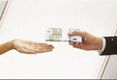 தொழில் அதிபரிடம் பணம் கேட்டு மிரட்டிய பெண் புகைப்படங்களையும் ஆபாசமாக சித்தரித்து சமூக வலைத்தளங்களில் வெளியிட்டார்