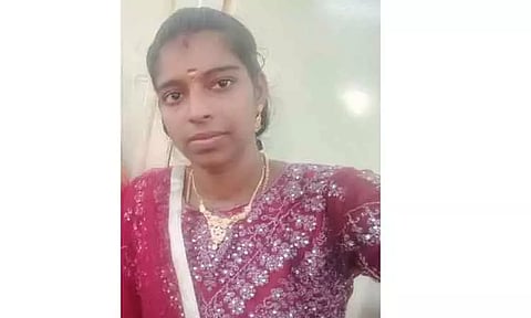 இளம்பெண் தூக்குப்போட்டு தற்கொலை