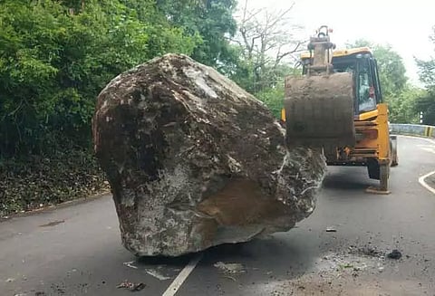 ஏற்காடு மலைப்பாதையில் ராட்சத பாறை விழுந்தது
