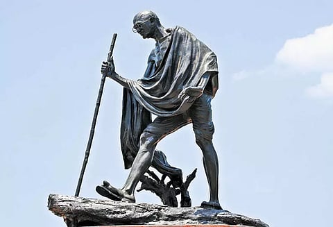 மெட்ரோ ரெயில் பணிக்காக மெரினா காந்தி சிலை இடமாற்றம்