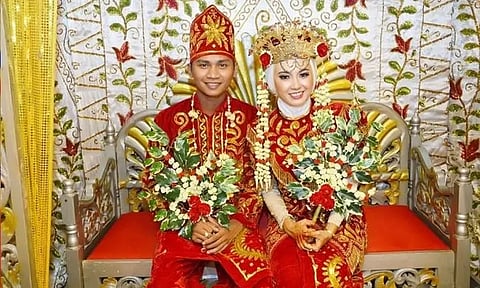 திருமணம் ஆன இளம் தம்பதி 3 நாட்களுக்கு கழிவறைக்கு செல்ல தடை; வினோத நடைமுறை