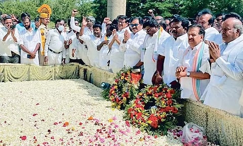 ராஜீவ் காந்தியின் 31-வது நினைவு நாள் - காங்கிரஸ் தலைவர்கள் மலர் தூவி அஞ்சலி