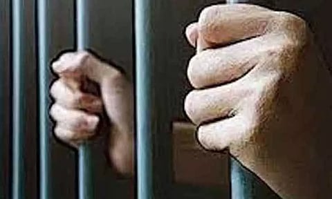 சப்-இன்ஸ்பெக்டர் கணவர் உள்பட 2 பேர் சிறையில் அடைப்பு