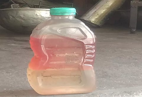 பெட்ரோலில் தண்ணீர் கலப்படம் - நடுரோட்டில் பழுதாகி நின்ற இருசக்கர வாகனங்கள்...!