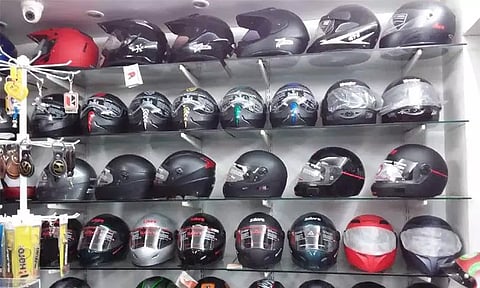 ஹெல்மெட் கட்டாயம்: கடைகளை நோக்கி படையெடுக்கும் மக்கள்...!