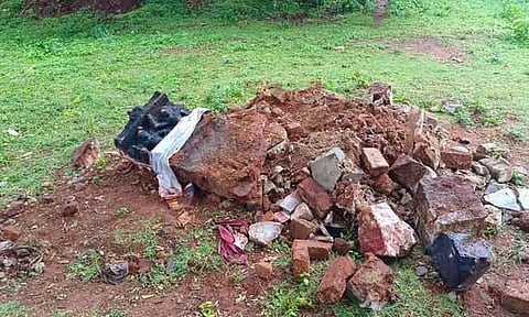 கோவில் சிலை சேதம்; போலீசார் விசாரணை