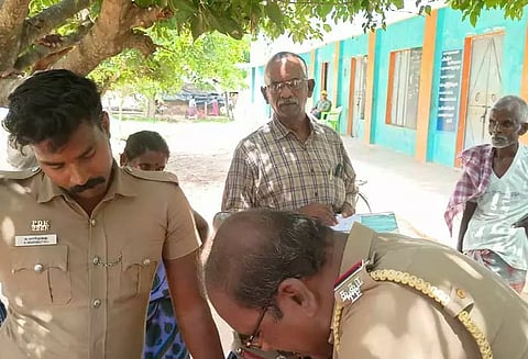 பள்ளி தலைமை ஆசிரியரை சிறை பிடித்த ஊர் பொதுமக்கள்...!