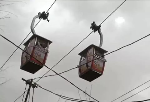 மோசமான வானிலையால் பாதி வழியில் நின்ற ரோப்கார்; அந்தரத்தில் பரிதவித்த பக்தர்கள்!