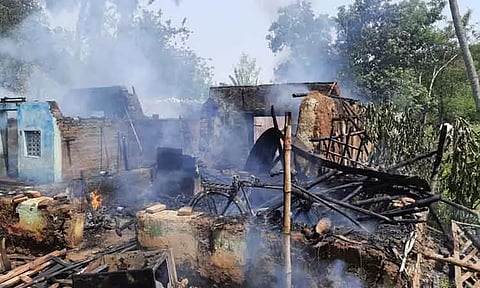 2 கூரை வீடுகள் எரிந்து சாம்பல்