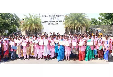 கடலூர் கலெக்டர் அலுவலகத்தில் மக்களை தேடி மருத்துவம் திட்ட பெண் சுகாதார ஊழியர்கள் திரண்டதால் பரபரப்பு