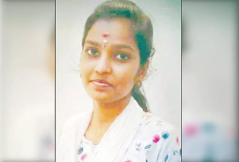 காதலிக்க மறுத்த கல்லூரி மாணவி விஷம் கொடுத்து கொலை?