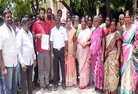 வெள்ளித்திருப்பூர் அருகே சுடுகாட்டு ஆக்கிரமிப்பை அகற்ற வேண்டும்- மக்கள் குறைதீர்க்கும் நாள் கூட்டத்தில் பொதுமக்கள் மனு