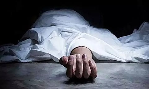 கள்ளக்காதலனை கொன்ற கணவர்; ரெயில் முன் பாய்ந்து மனைவி தற்கொலை